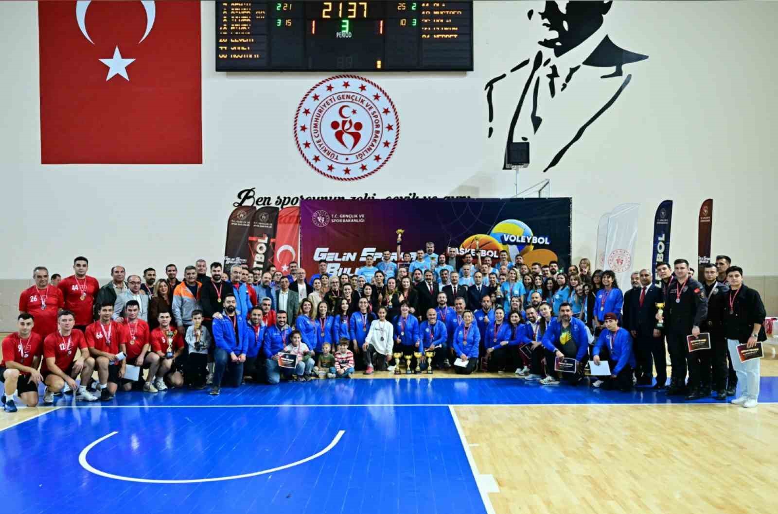 Vali Aksoy, 3. Kamu Spor Oyunları&rsquo;nda dereceye girenleri &ouml;d&uuml;llendirdi
