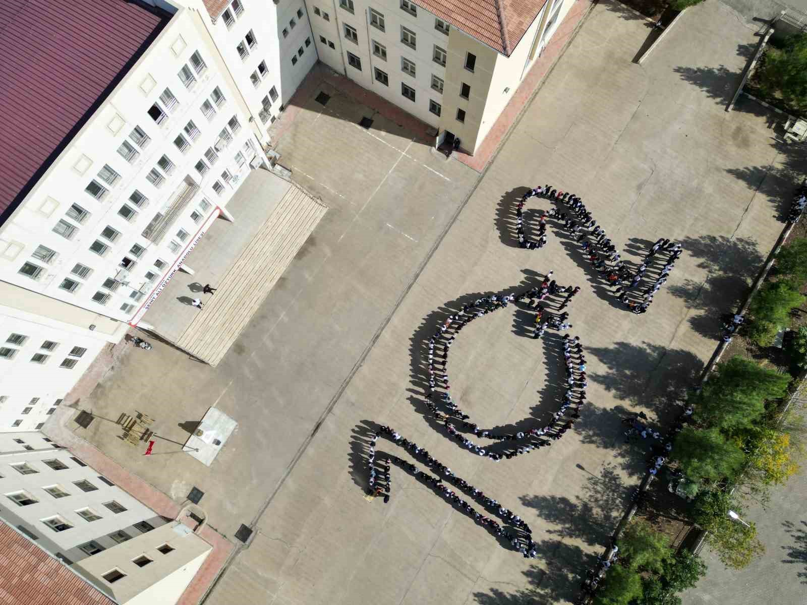 Siverekli &ouml;ğrencilerden cumhuriyetin 102. yılına anlamlı koreografi
