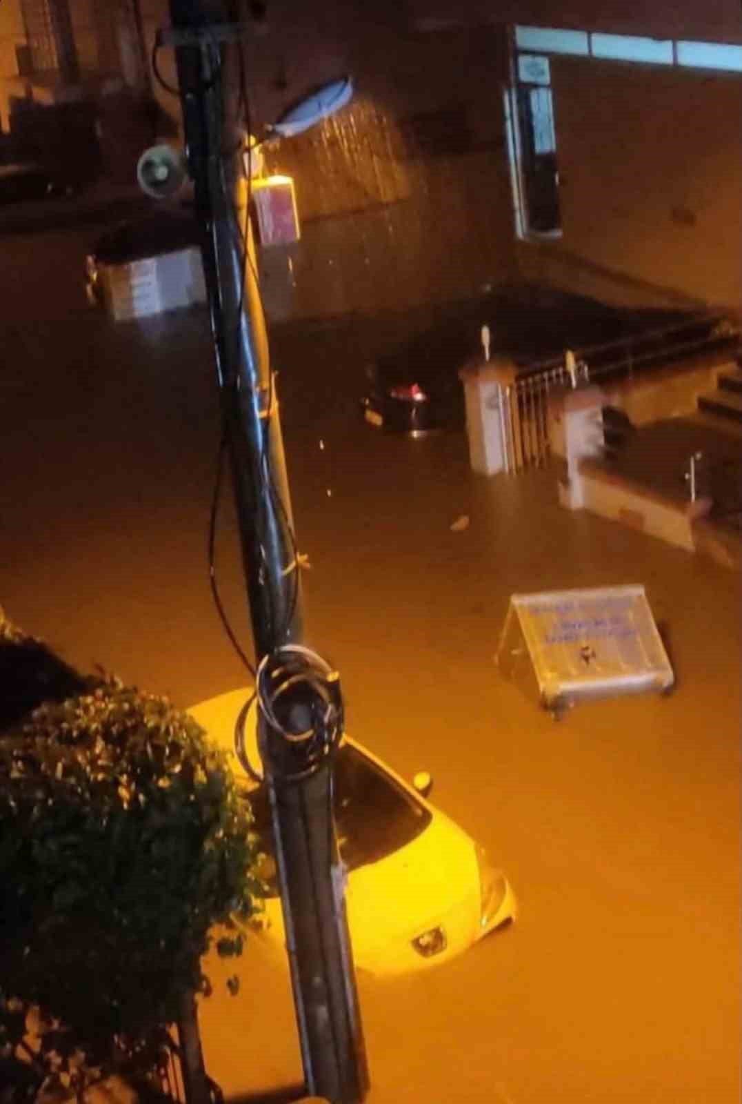 Sağanak Bergama&rsquo;yı vurdu, sokaklar g&ouml;le d&ouml;nd&uuml;
