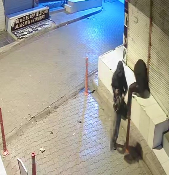 Adana&rsquo;da 3 kardeşin soygunu kamerada
