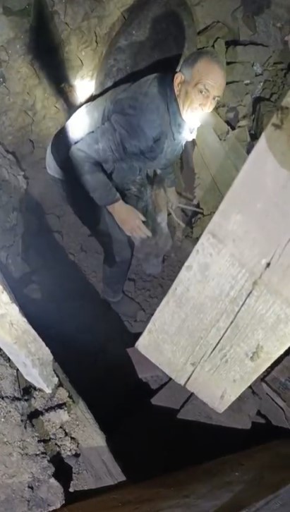 Sındırgı’da enkaz altında kalan eşek canlı kurtarıldı