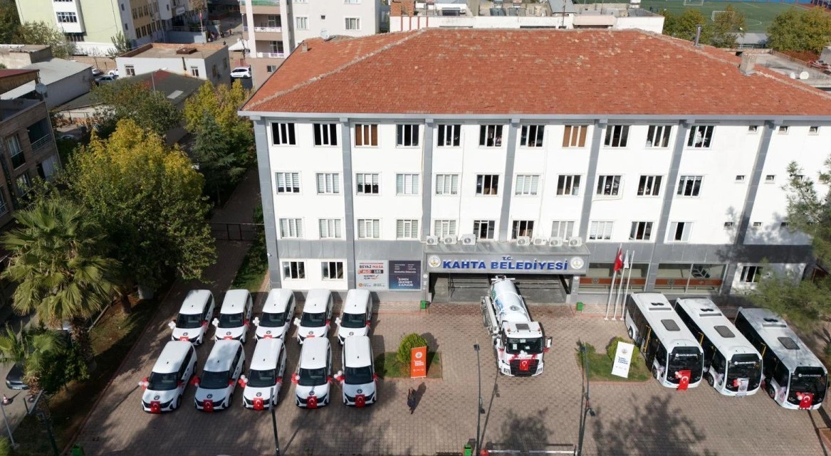Kahta Belediyesi araç filosuna 14 yeni araç daha katıldı