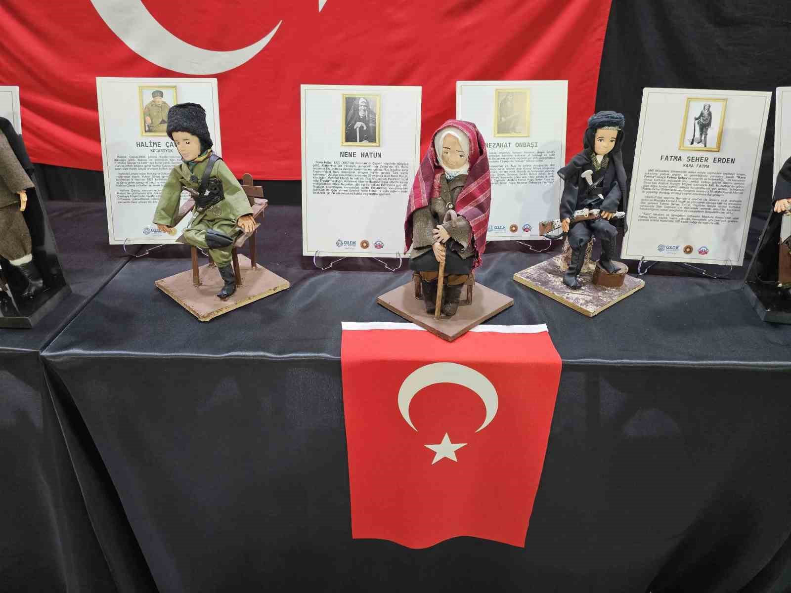 "Kahraman Türk Kadınları ve Folklorik Bebekler Sergisi" Gölcük’te açıldı