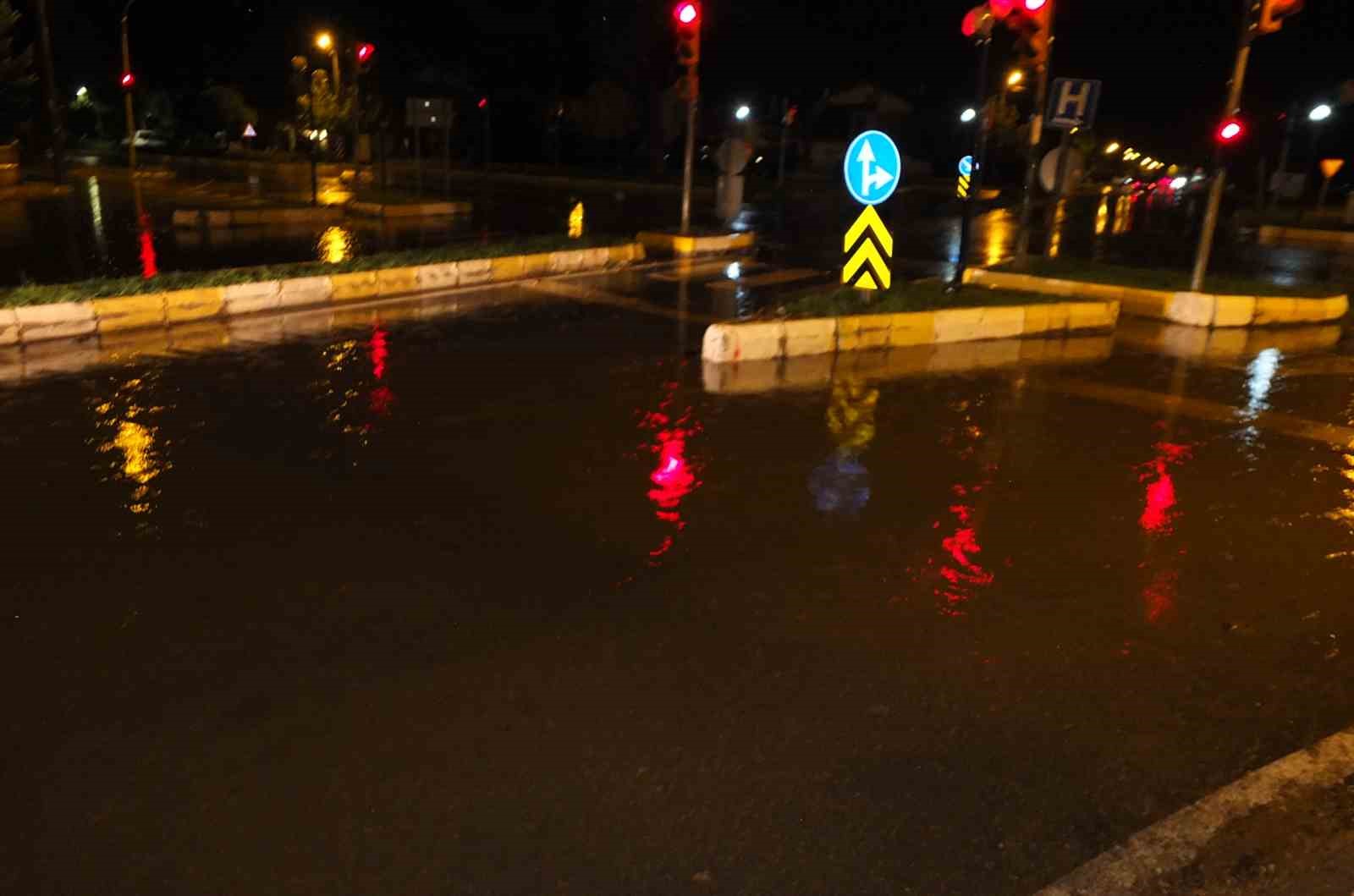 Burhaniye&rsquo;de sağanak yağış yolları g&ouml;le &ccedil;evirdi
