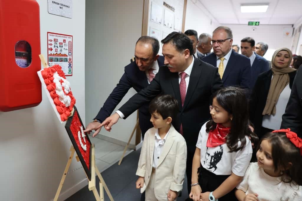 Vali &Ccedil;i&ccedil;ek daveti &ccedil;evirmedi anaokulu &ouml;ğrencilerinin Cumhuriyet coşkusuna katıldı
