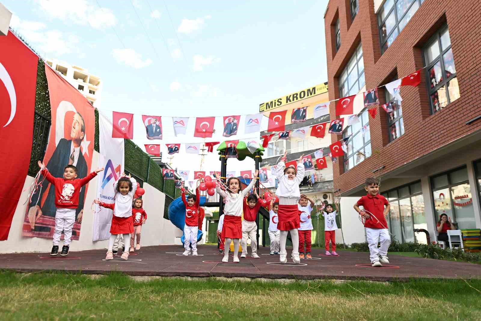 Mersin’de miniklerden Cumhuriyet Bayramı coşkusu