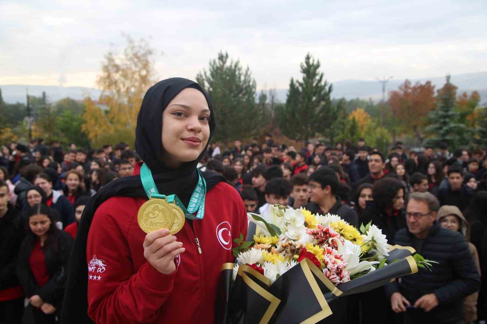 Afra Kılınç, Çin ata sporunda Çinlileri mağlup edip dünya şampiyonu oldu