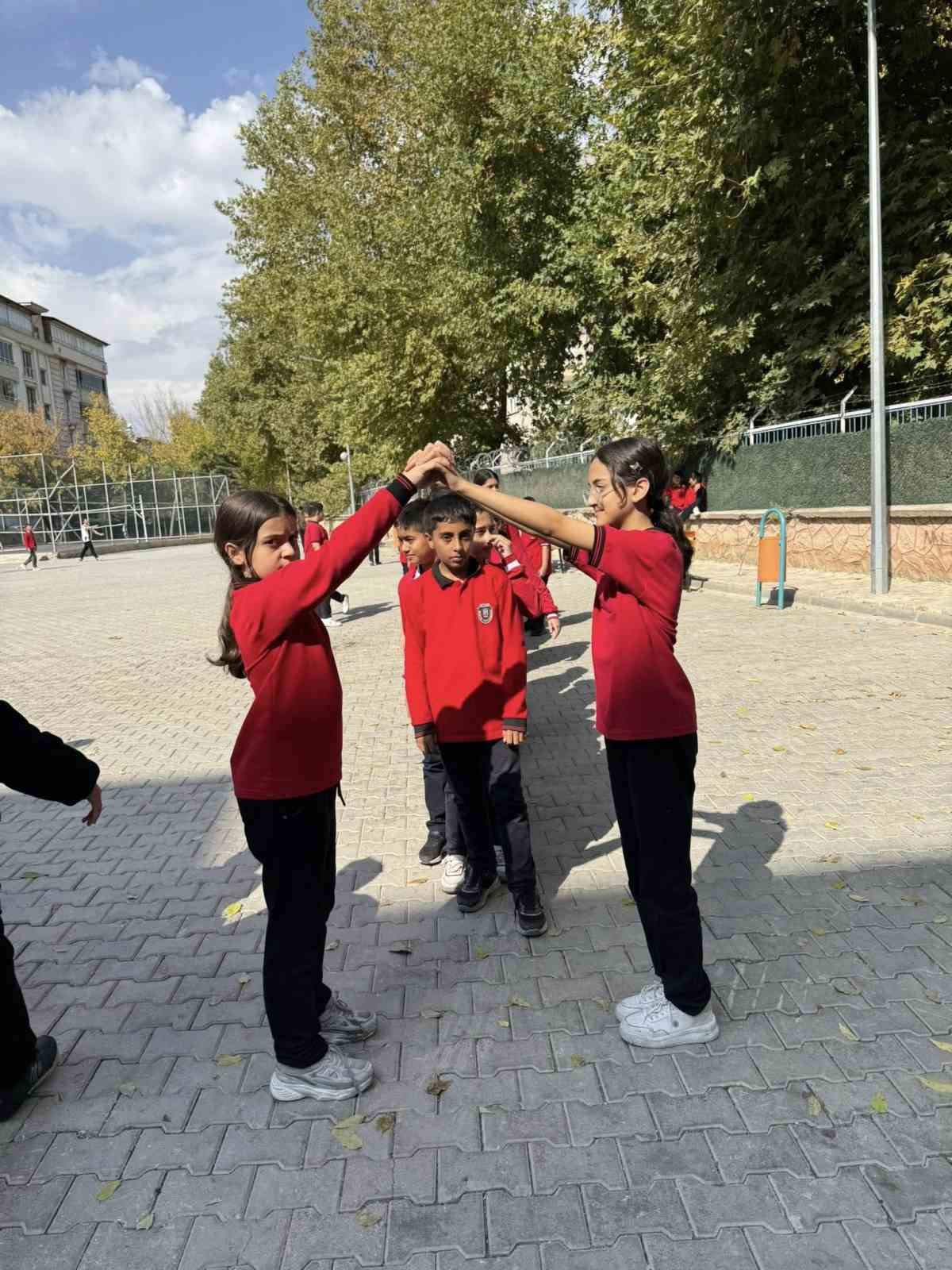 Elazığ&rsquo;da &ouml;ğrenciler geleneksel oyunlar ile eğleniyor
