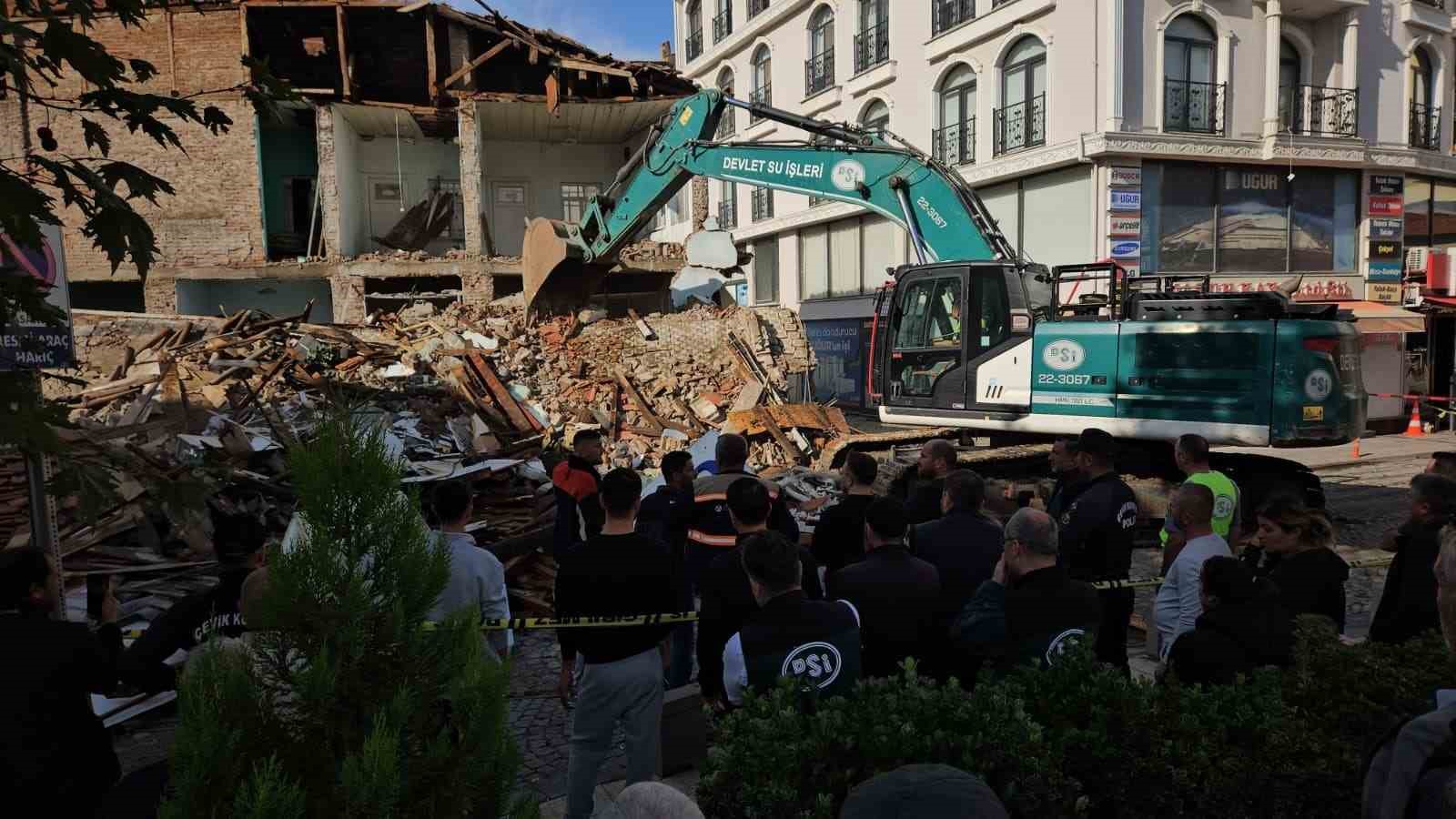 Sındırgı&rsquo;da yıkılan binaların enkazı kaldırılıyor
