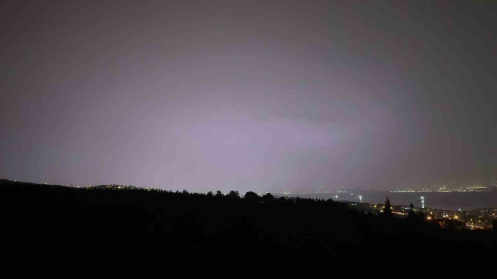 Kocaeli’de şimşekler adeta geceyi gündüze çevirdi