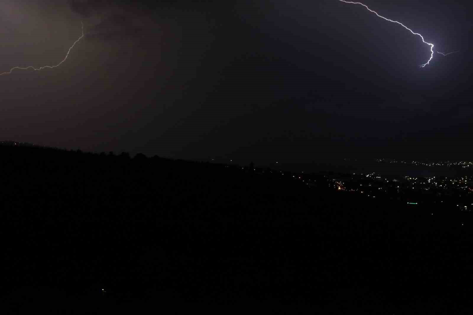 Kocaeli&rsquo;de şimşekler adeta geceyi g&uuml;nd&uuml;ze &ccedil;evirdi
