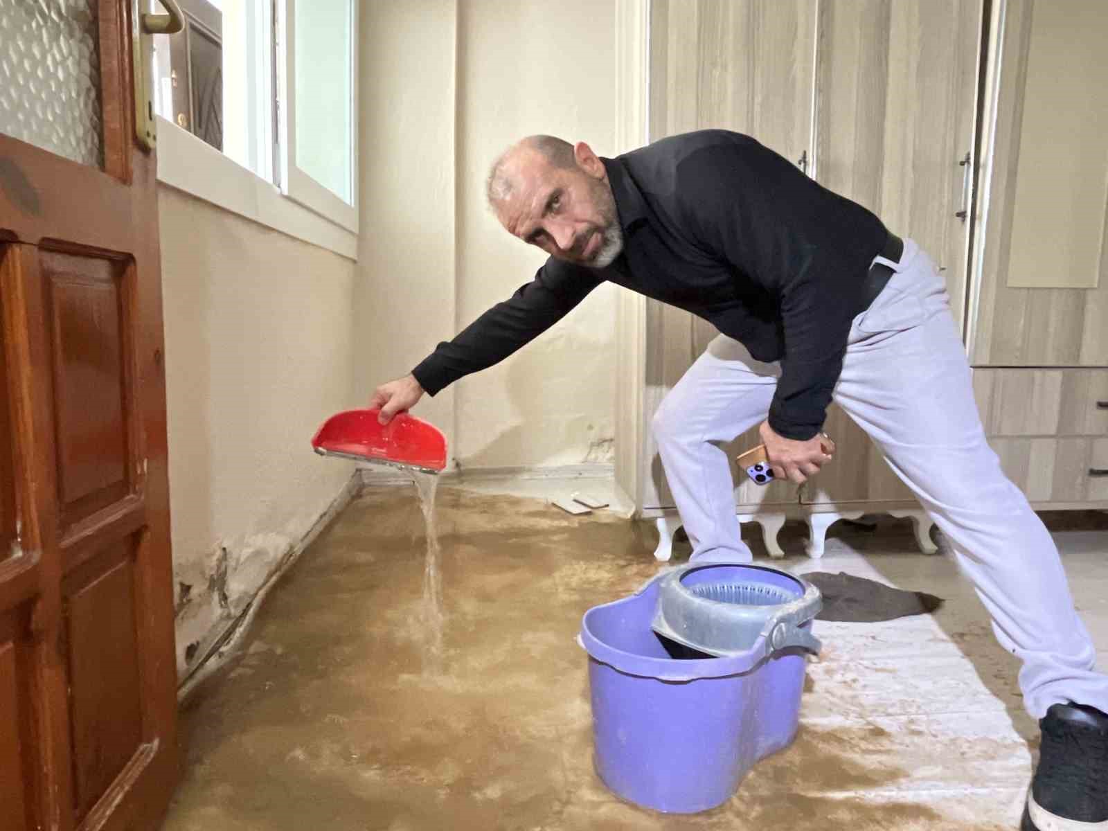 İzmir’de İZSU şebeke borusu patladı: Bir evi yaşanmaz hale getirdi