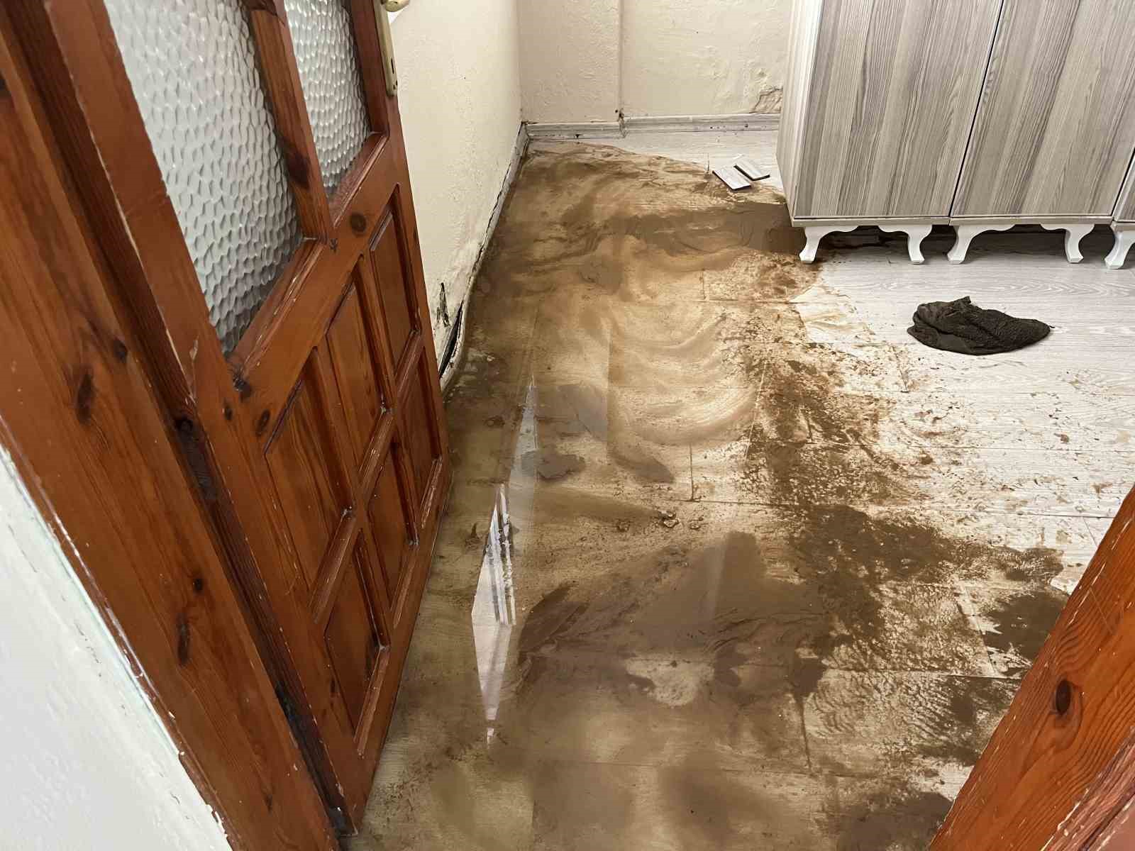 İzmir&rsquo;de İZSU şebeke borusu patladı: Bir evi yaşanmaz hale getirdi
