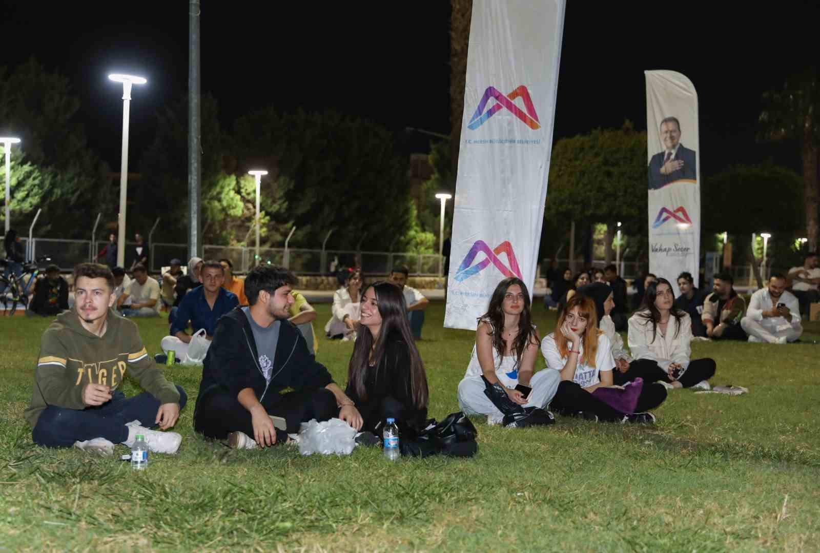 Mersin&rsquo;de akustik sahne konserleri gen&ccedil;lerin ilgisini &ccedil;ekiyor
