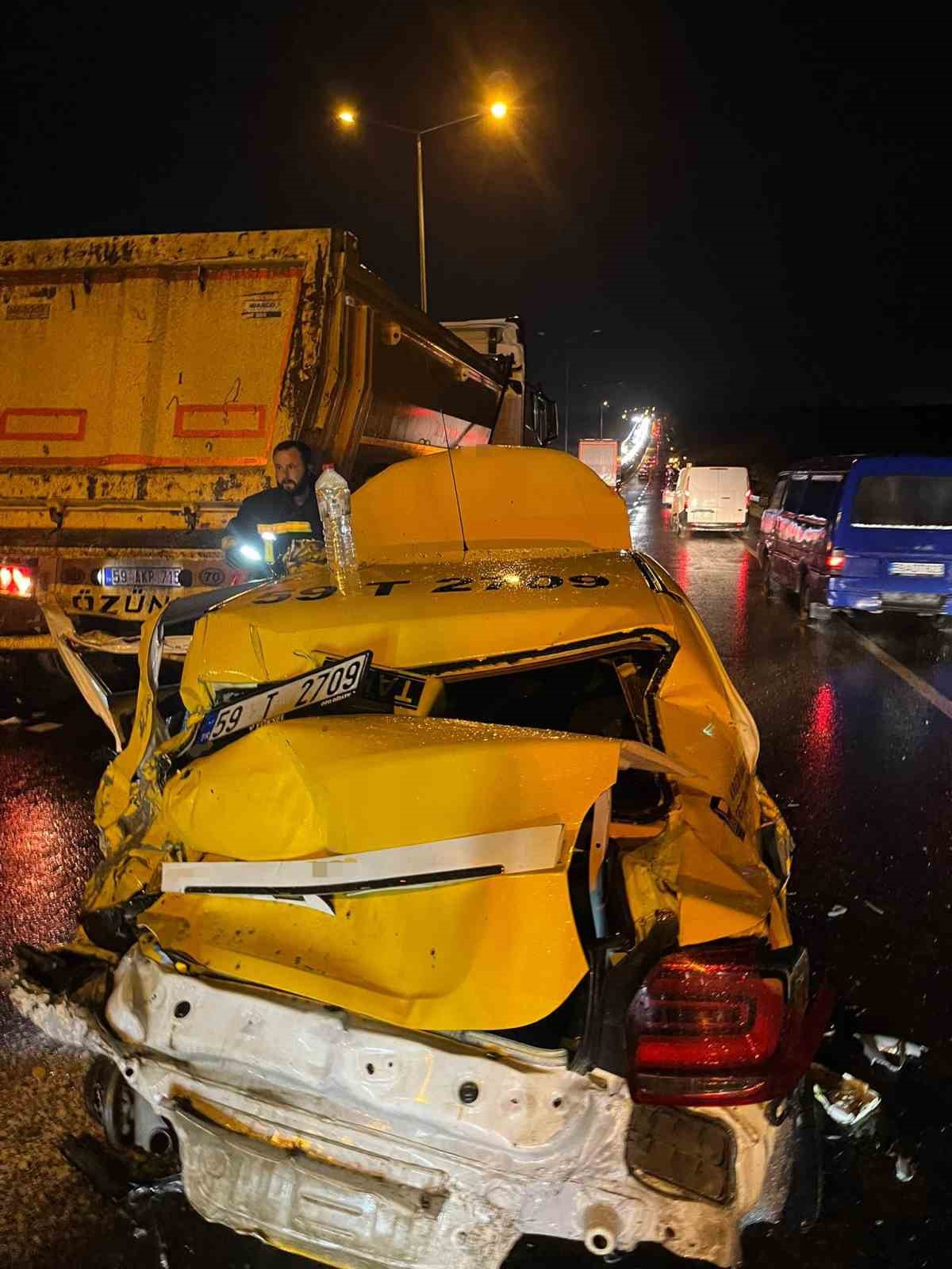İki kamyonun arasında kağıt gibi ezilen taksi s&uuml;r&uuml;c&uuml;s&uuml; yaralandı
