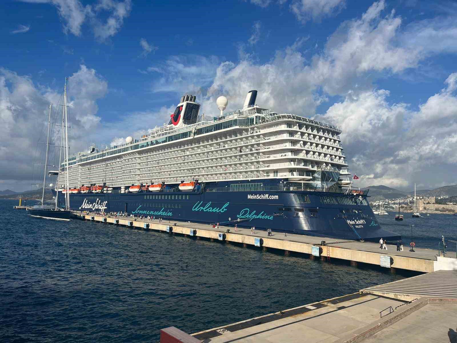 Bodrum’a 2 bin 176 yolcu ile geldi
