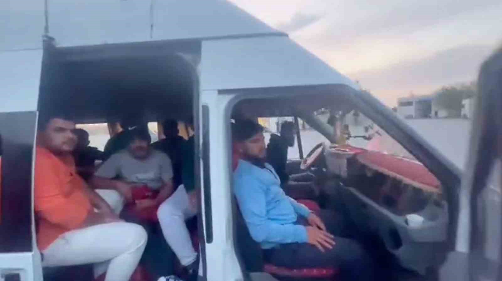 Hatay’da minibüs dolusu göçmen yakalandı