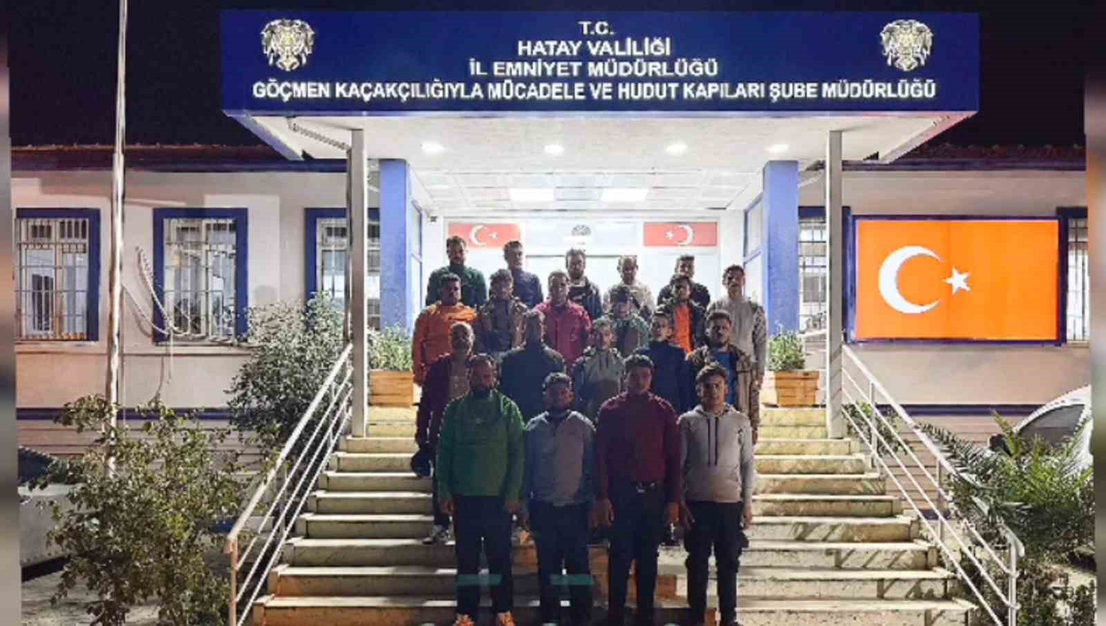 Hatay’da minibüs dolusu göçmen yakalandı