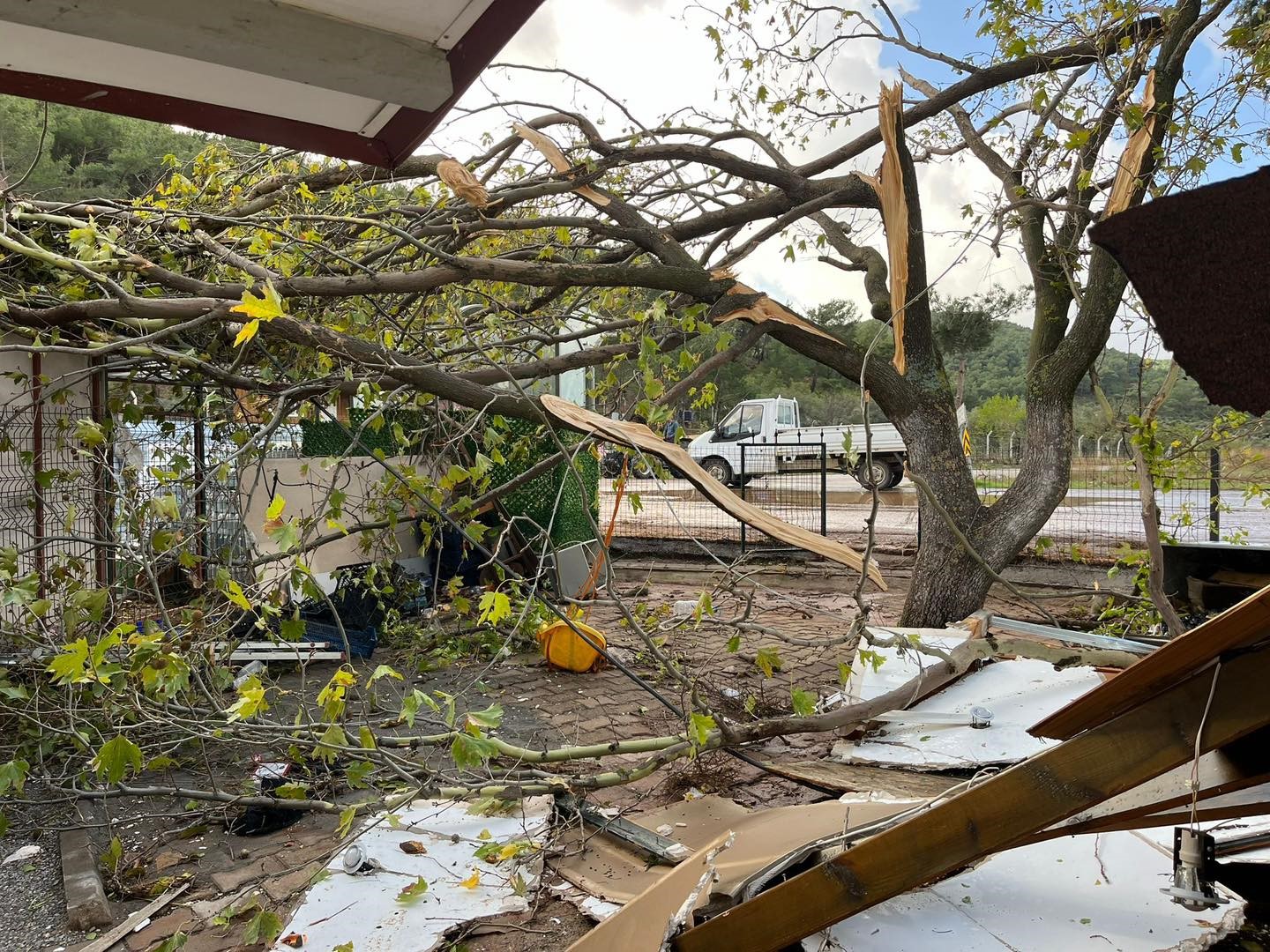 Hortum ve yıldırım Havran’da hasara yol açtı