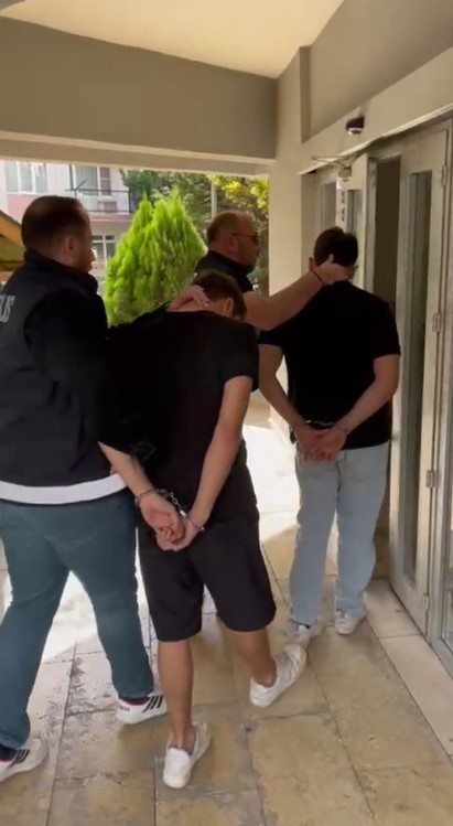 Kafedeki bı&ccedil;aklı saldırı zanlıları tutuklandı
