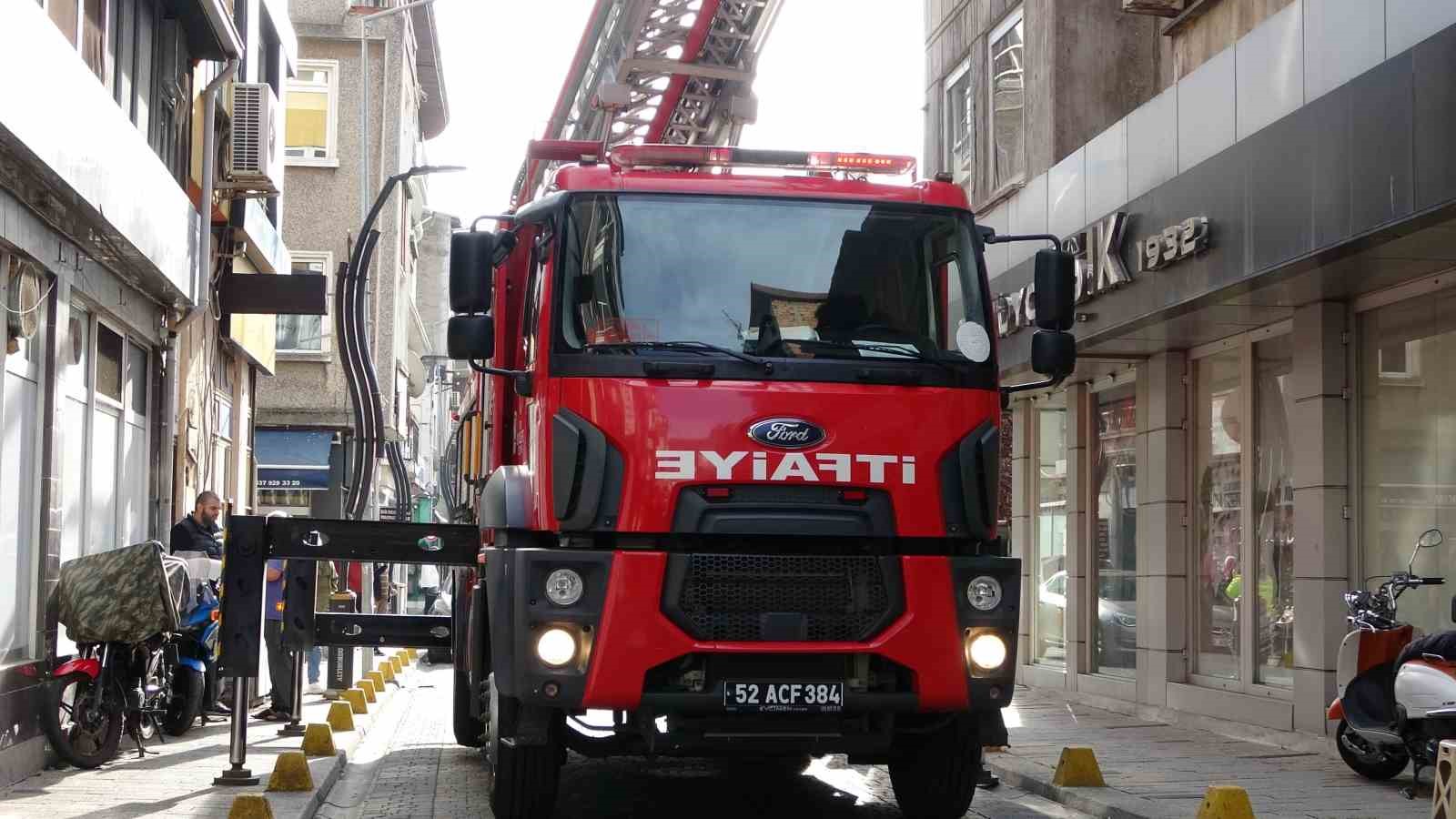 Çatıdan tehlikeli şekilde sarkan pano, itfaiye ekiplerince kaldırıldı