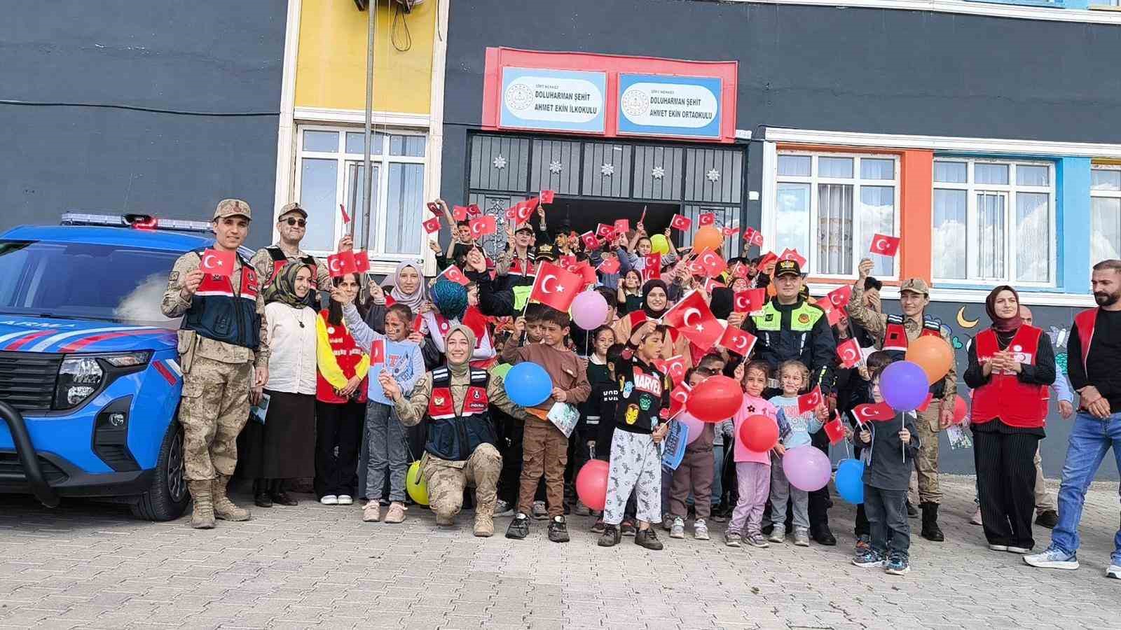 Siirt&rsquo;te jandarmadan &ouml;ğrencilere trafik eğitimi
