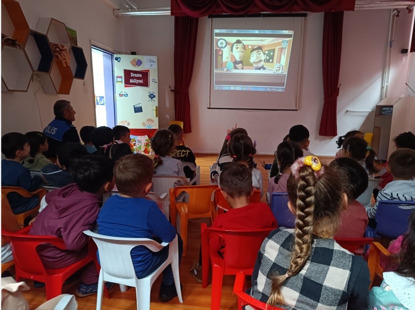 Niğde&rsquo;de &ouml;ğrencilere akran zorbalığı ve trafik semineri
