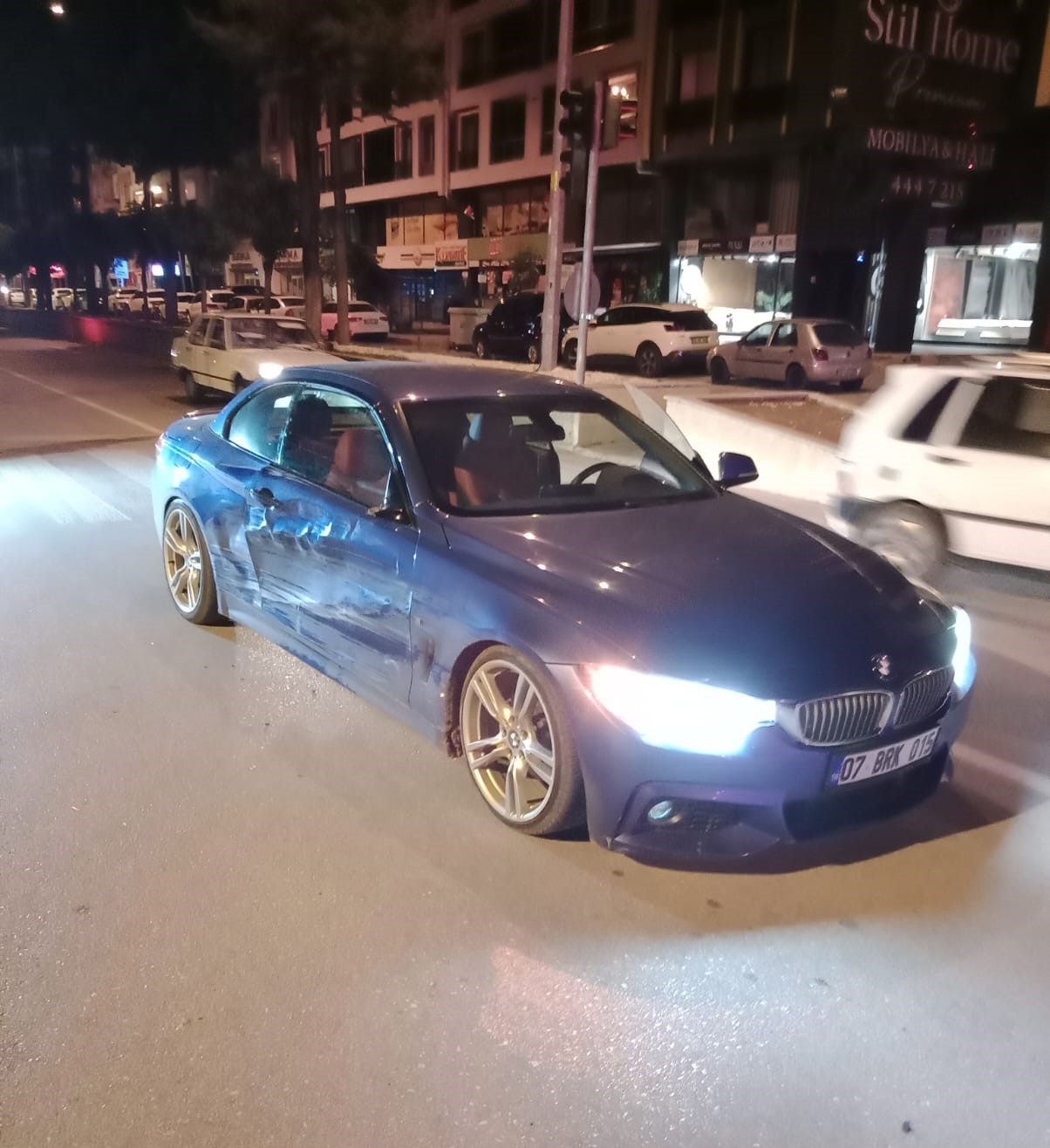 Kaza yapıp yanmaya başlayan motosikletin sürücüsünü vatandaşlar kurtardı