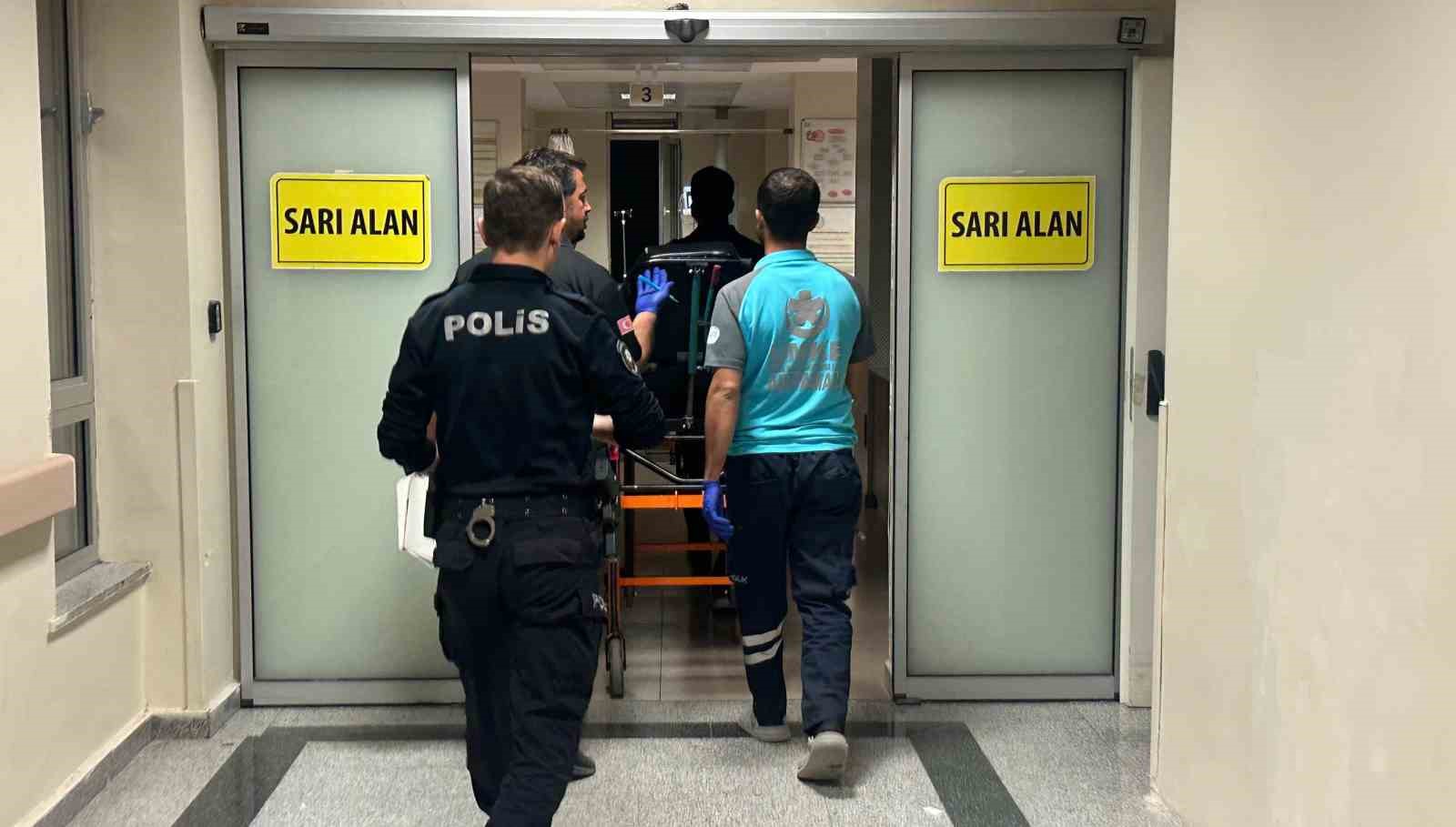 Kazara kendini bıçaklayan kadın yaralandı