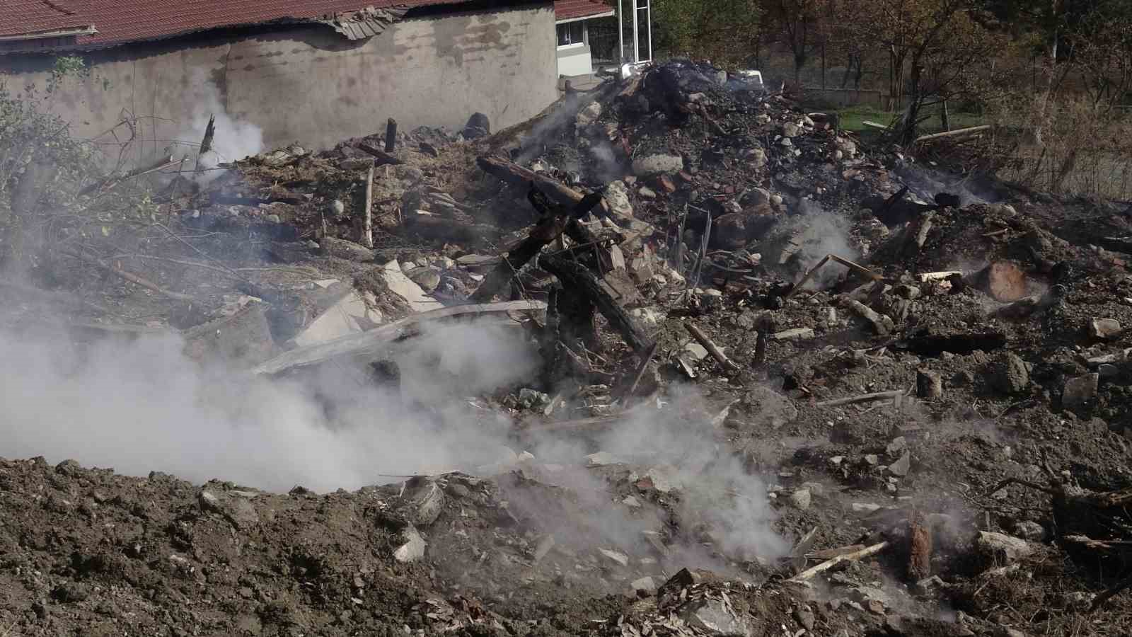 6 ev ve 1 samanlık küle dönmüştü: Geriye sadece moloz yığınları kaldı