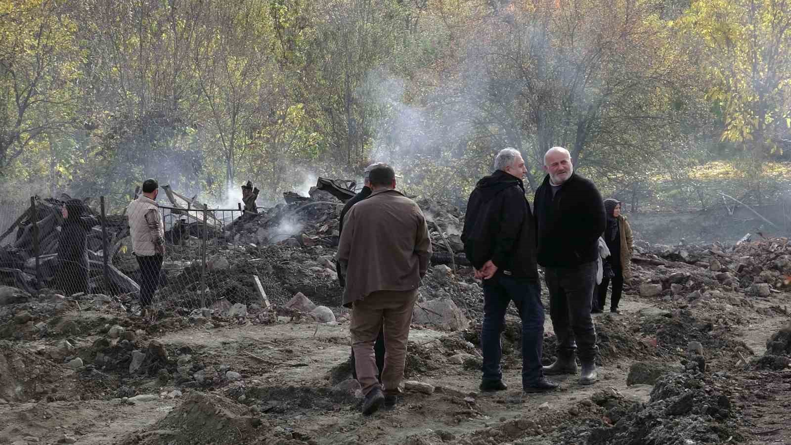 6 ev ve 1 samanlık küle dönmüştü: Geriye sadece moloz yığınları kaldı
