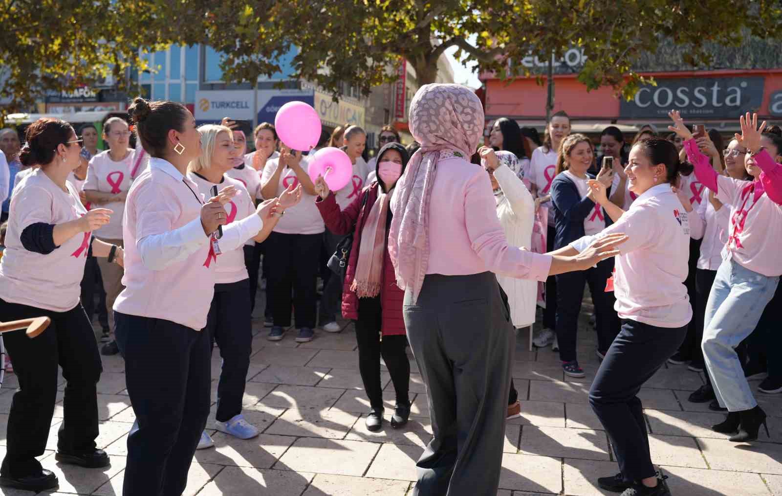 Denizli Egekent Hastanesi pembe yürüyüşle meme kanserine dikkat çekti