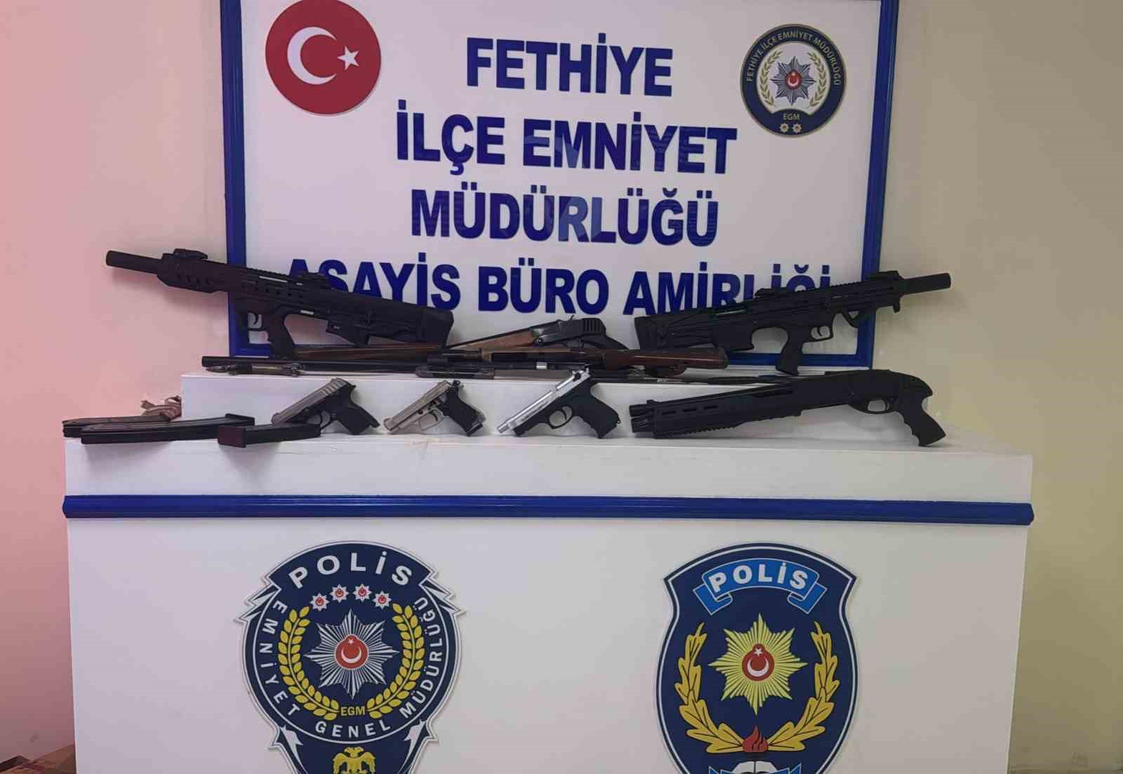 Fethiye’de şüpheli çantadan silah çıktı