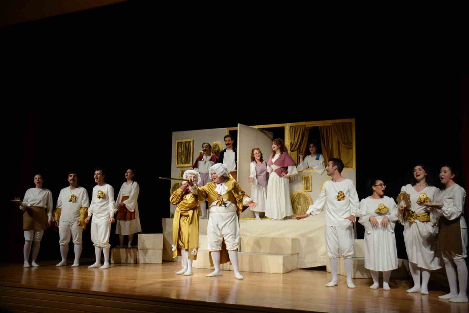 "Kibarlık Budalası" tiyatroseverlerle buluştu