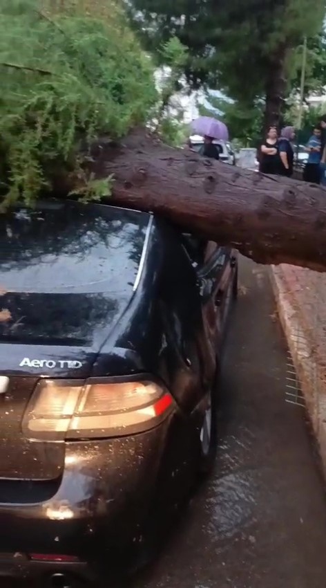 Antalya 15 dakikada kışı yaşadı, Konyaaltı Sahili beyaza büründü
