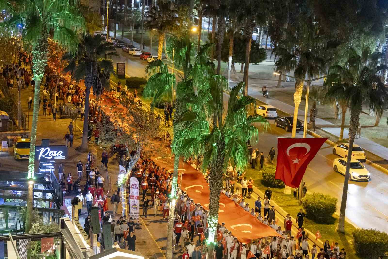 Mersin’de ’bayrak yürüyüşü’ düzenlendi
