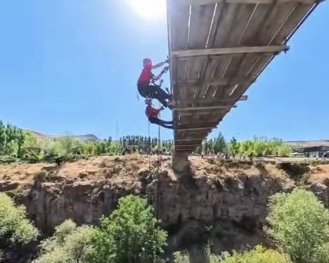 JAK timinden Muradiye Şelalesi’nde bayraklı kutlama