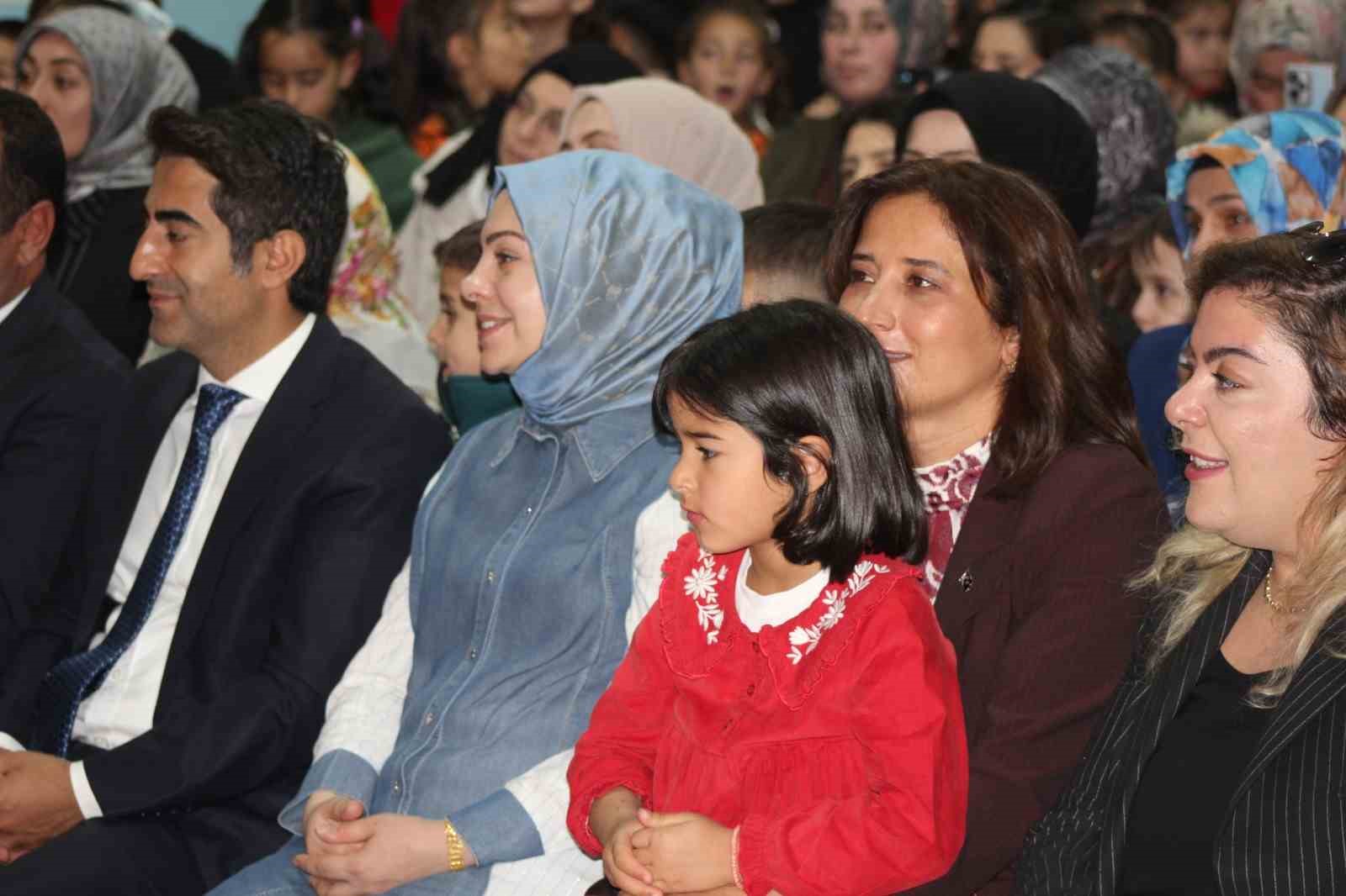 Sarıkamış&rsquo;ta minik &ouml;ğrencilerin 29 Ekim etkinliği
