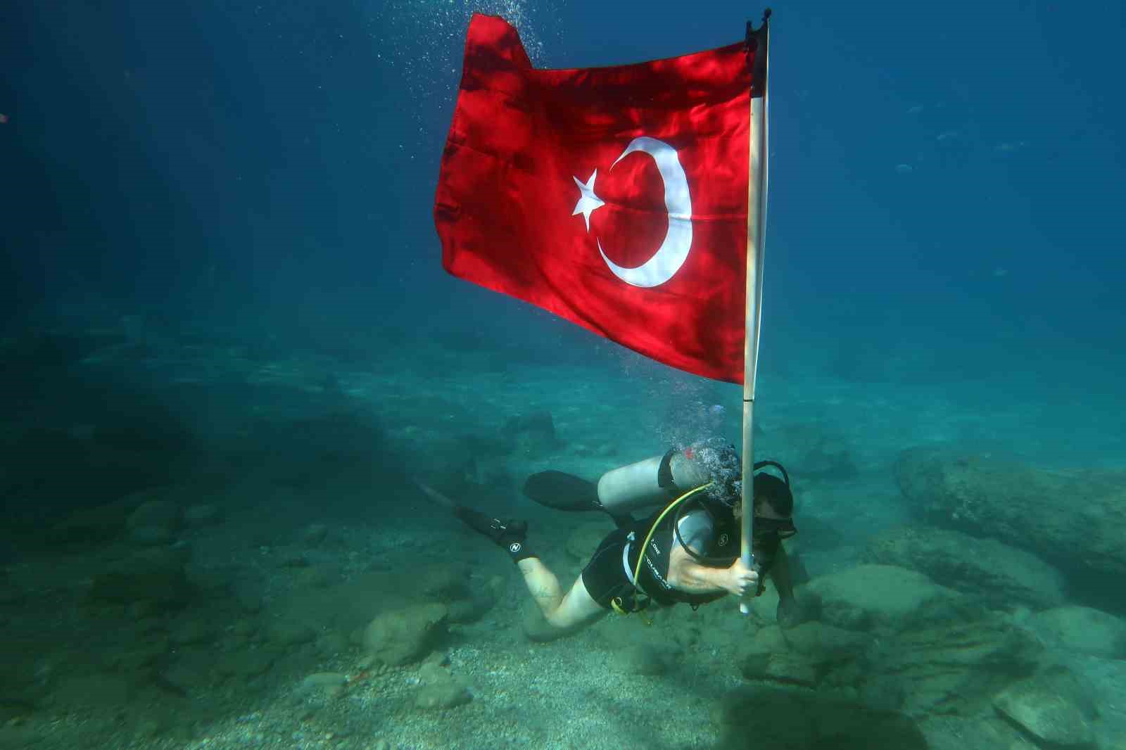 Fethiye’de 29 Ekim, Dalyan Koyu’nda su altında coşkuyla kutlandı