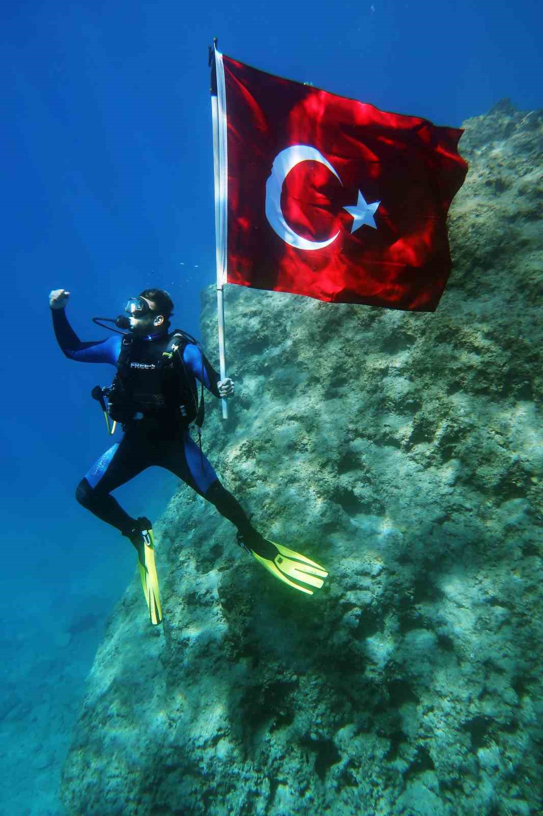 Fethiye’de 29 Ekim, Dalyan Koyu’nda su altında coşkuyla kutlandı