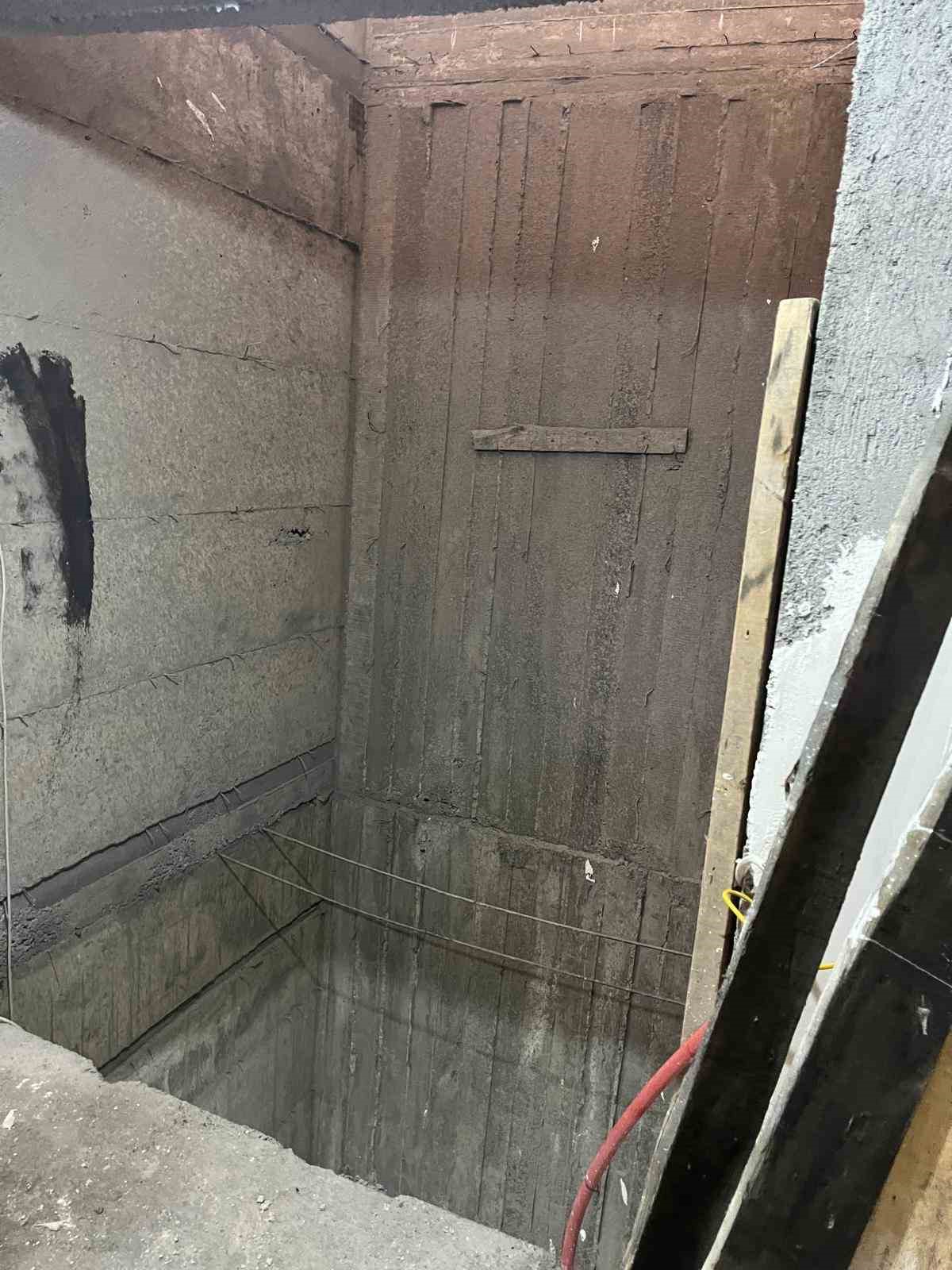 Iğdır’da asansör boşluğuna düşen 2 işçi yaralandı