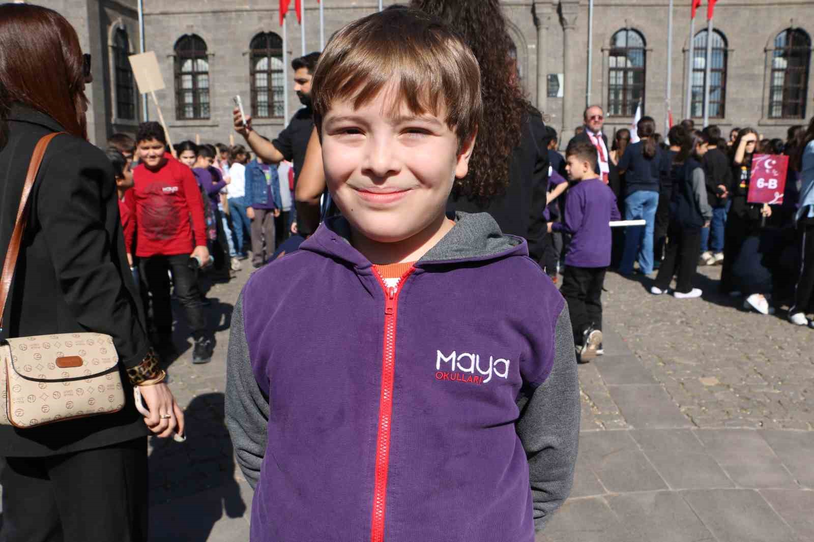 T&uuml;rk bayrağını kapan sokağa &ccedil;ıktı, minik &ouml;ğrenciler cumhuriyeti kutladı
