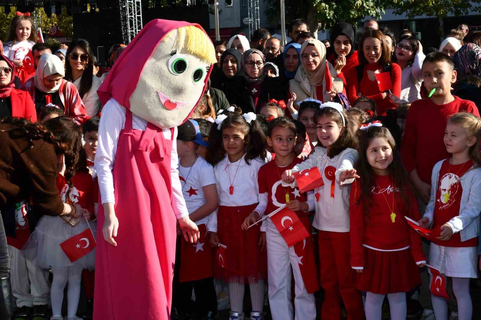 Çorum’da minik çocuklar Cumhuriyet coşkusunu meydanalara taşıdı
