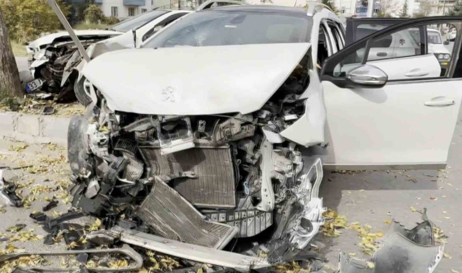 Aksaray’da üç araç birbirine girdi: Otomobiller hurdaya döndü