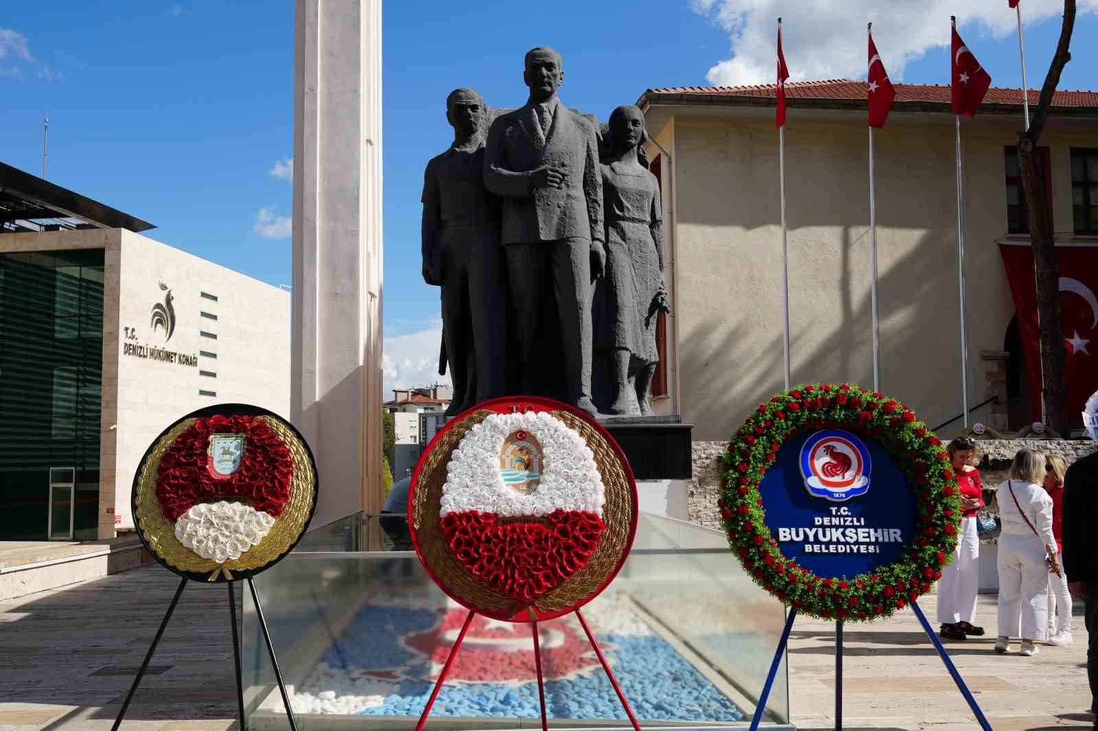 Denizli&rsquo;de Cumhuriyetin 102. yıld&ouml;n&uuml;m&uuml; kutlamaları &ccedil;elenk sunumuyla başladı
