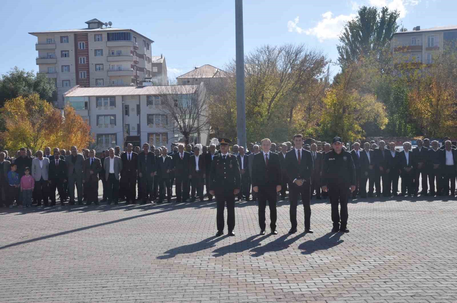 Bulanık’ta 29 Ekim Cumhuriyet bayramı çelenk koyma töreni yapıldı
