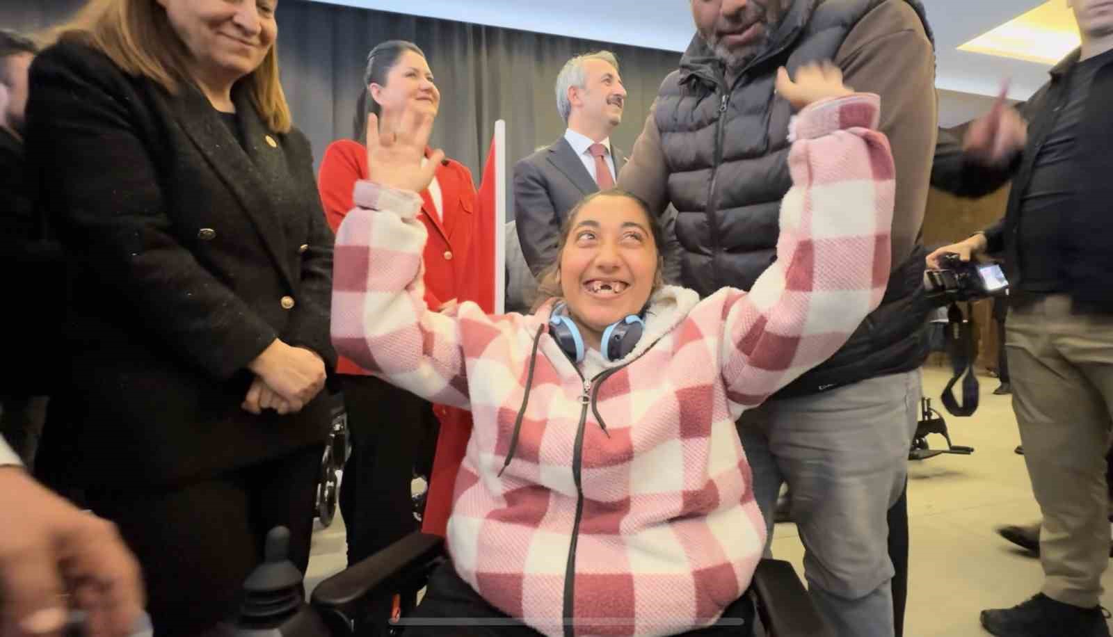 Akülü sandalyeye kavuşan vatandaşlar sevinçten ağladı