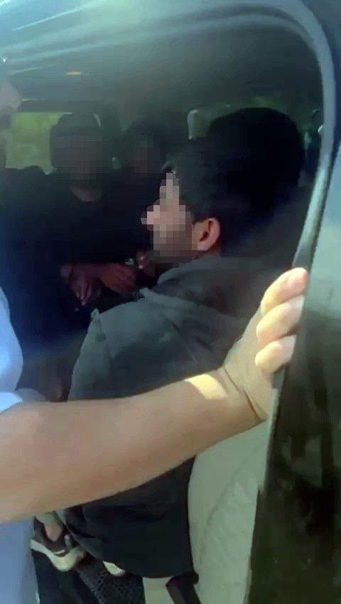 Polisten g&ouml;&ccedil;men ka&ccedil;ak&ccedil;ılığı operasyonu: 3 organizat&ouml;r ve 9 d&uuml;zensiz g&ouml;&ccedil;men yakalandı
