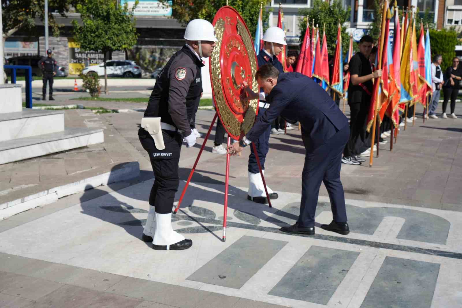 Edremit&rsquo;te Cumhuriyet Bayramı kutlamaları, Atat&uuml;rk Anıtına &ccedil;elek sunumuyla başladı
