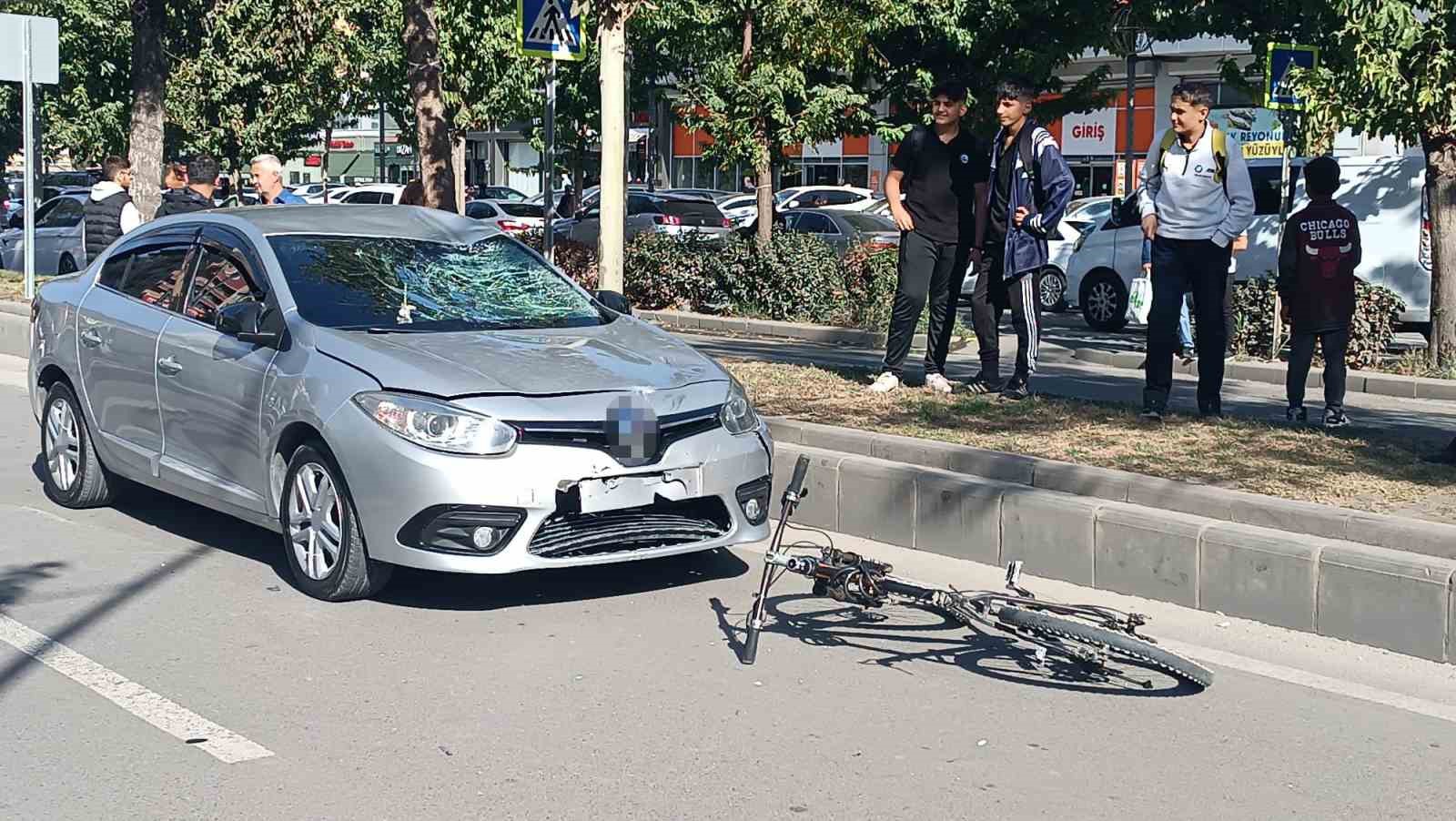 Batman&rsquo;da otomobilin &ccedil;arptığı bisikletli ağır yaralandı
